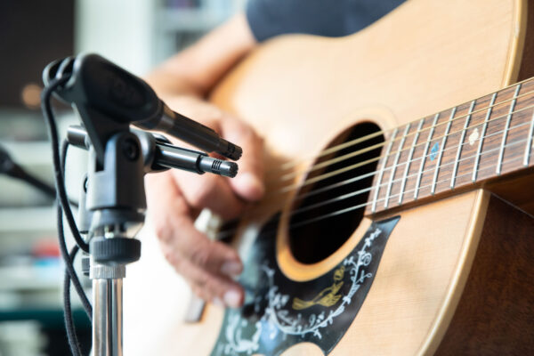 How to record a guitar with 3 x RE7200 RESHAPE Microphones